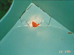环氧涂料在角落部位堆厚造成应力不均引起漆膜开裂